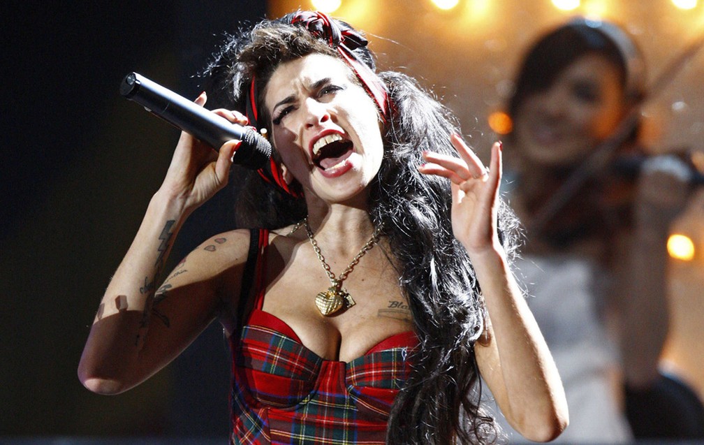 Amy Winehouse canta no Brit Awards, em Londres, em fevereiro de 2008 — Foto: Arquivo/Reuters