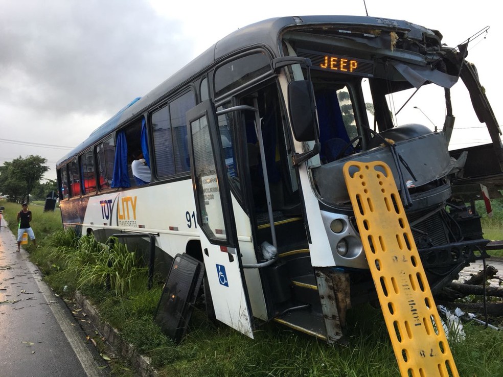 Acidente envolvendo ônibus que transportava funcionários da Jeep ocorreu na BR-101, em Igarassu, no Grande Recife (Foto: Corpo de Bombeiros/Divulgação)