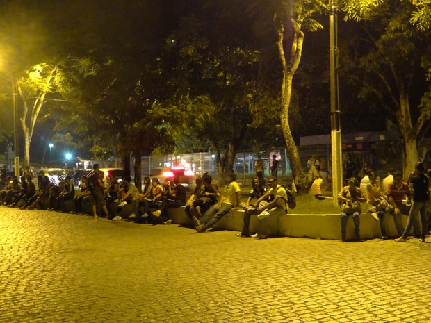 Estudantes esperam os ônibus do lado de fora da Ufal (Foto: Pedro Mesquita/G1)