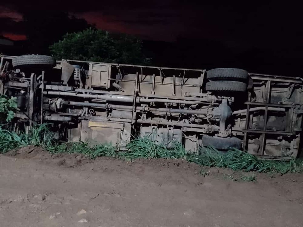 Ônibus que tombou em Cumaru — Foto: WhatsAPP/Reprodução