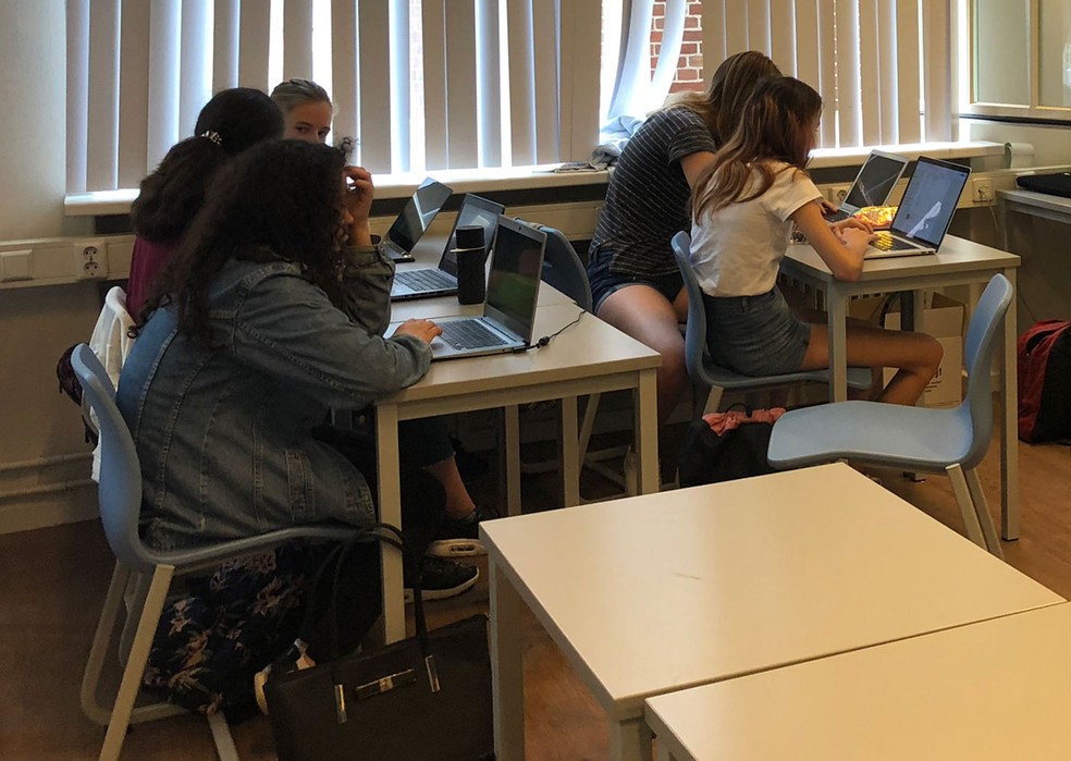 Alunas da escola secundária Cartesius, em Amsterdã, trabalham juntas na sala de aula (Foto: Mariana Timóteo da Costa/GloboNews)