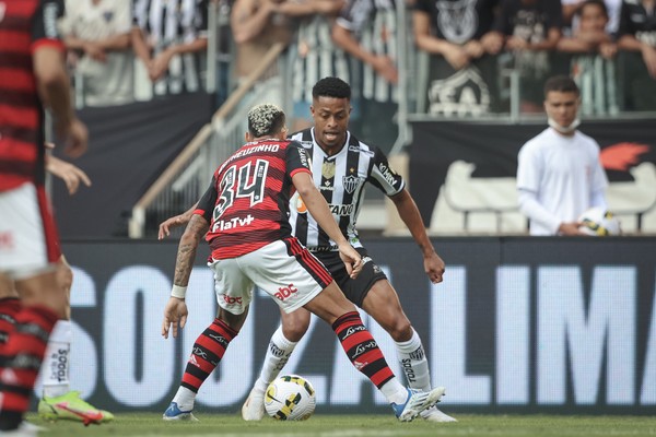 Keno contra Matheuzinho: um dos bons duelos que teremos no confronto de Galo e Mengão (Foto: Pedro Souza / Atlético)
