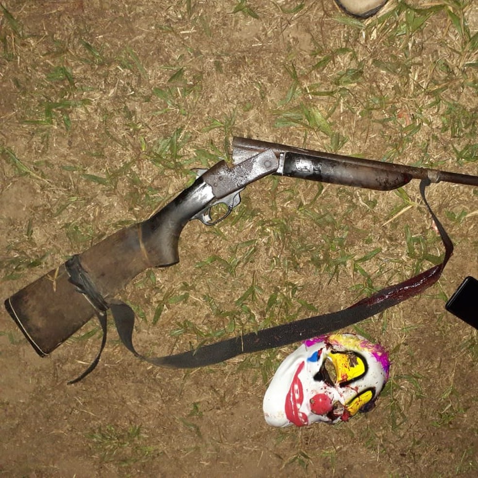 Suspeito foi encontrado com espingarda da família, celulares, o revólver usado no assalto e uma máscara de palhaço  — Foto: Alexandre Lima/Arquivo pessoal