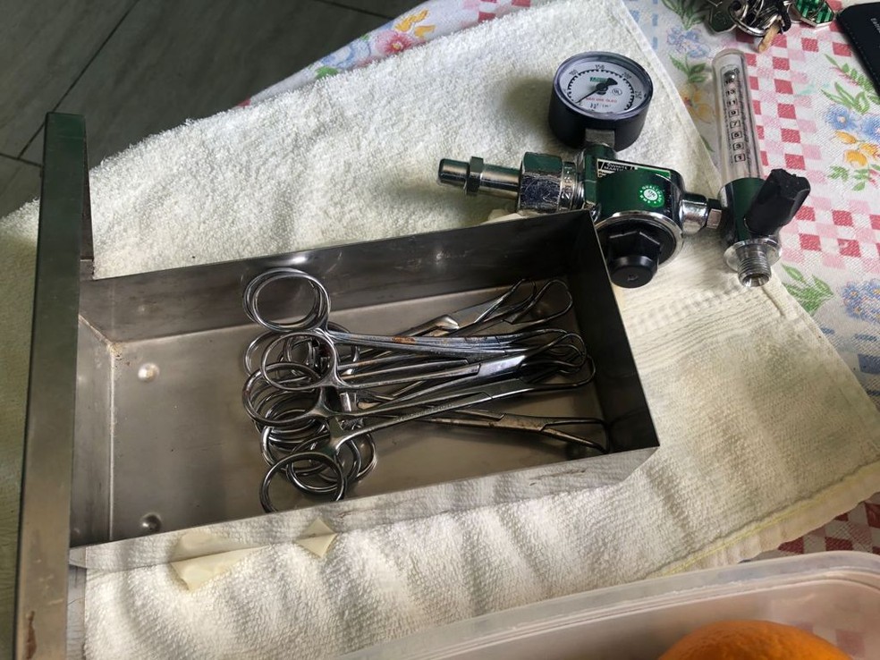 Instrumentos apreendidos na clínica estavam sujos e aparentavam estar enferrujados — Foto: Reprodução