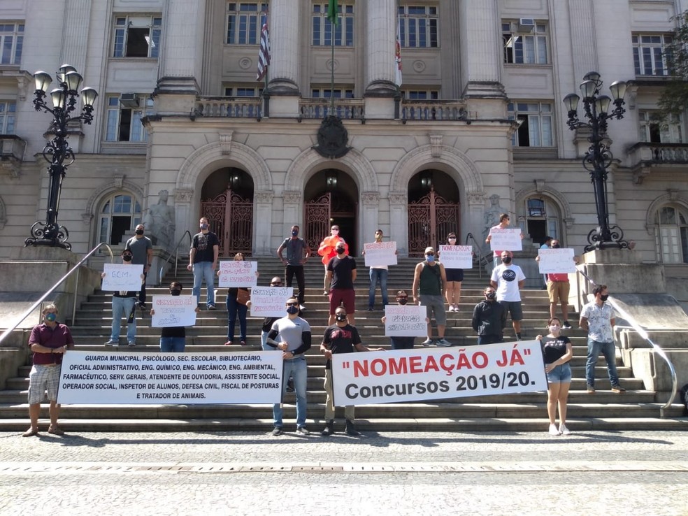 Candidatos aprovados em concursos públicos se unem para protestar no Paço Municipal — Foto: Divulgação/Alcione Herzog