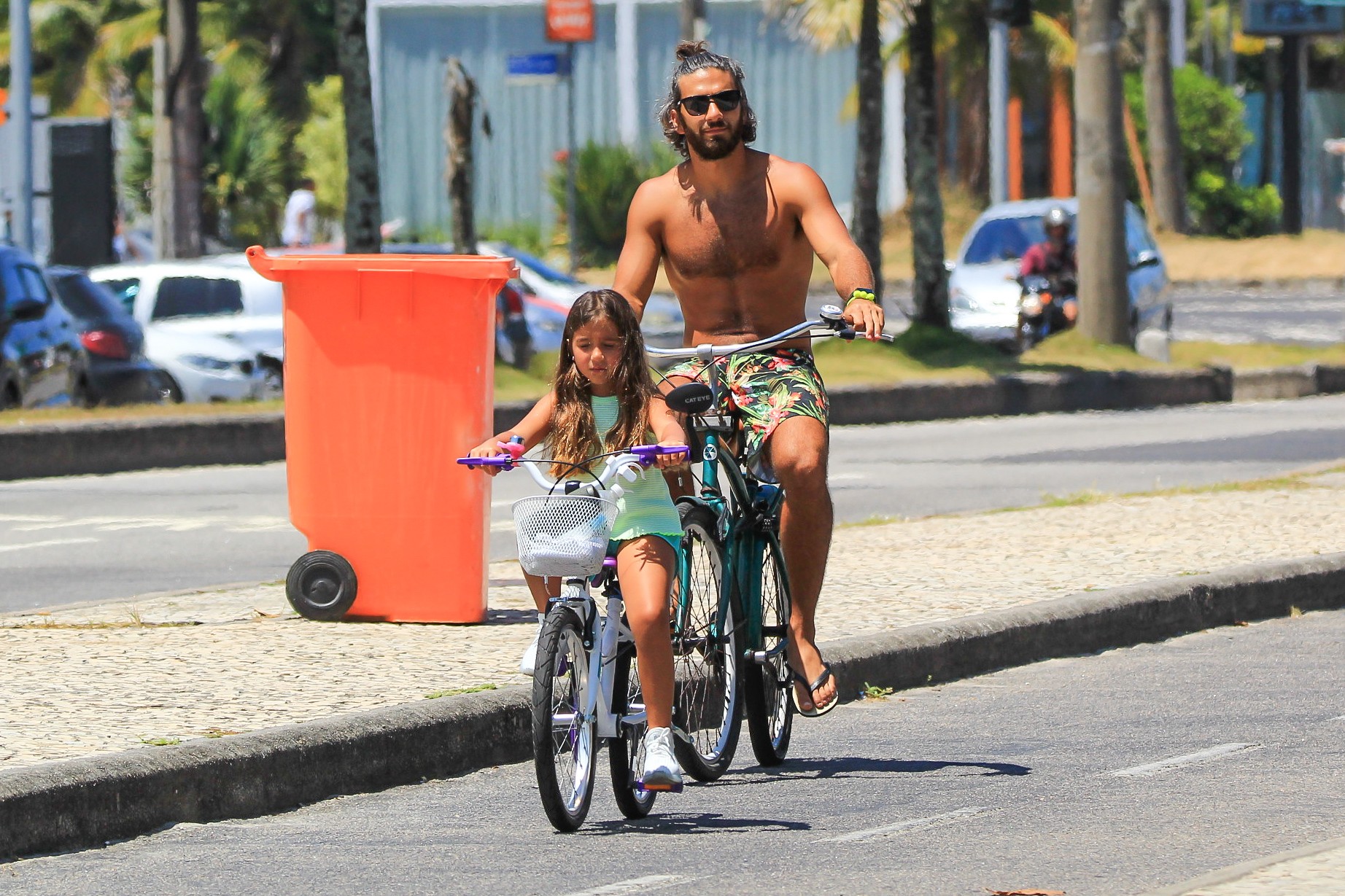 Hugo Moura pedala com a filha, Maria Flor (Foto: Fabricio Pioyani /Agnews)
