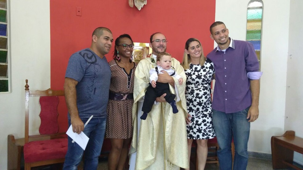 Padrinhos registraram o batismo ao lado do padre e dos pais do pequeno Gustavo (à esq.) (Foto: Juliane de Oliveira/Arquivo pessoal)