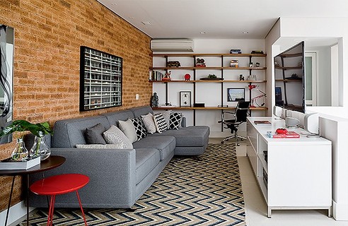 No andar superior desta cobertura, a arquiteta Andrea Reis criou em 25 m² uma área para esquecer da vida, com sofá gostoso, TV, bar e poltrona de leitura