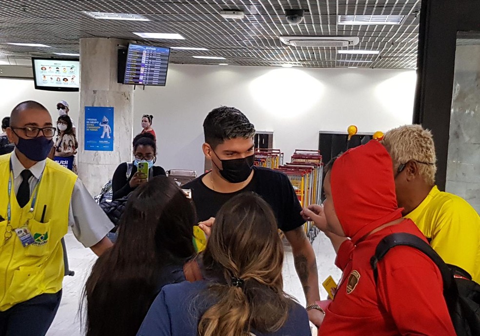 Ayrton Lucas desembarca no Rio de Janeiro para fazer exames antes de assinar com o Flamengo — Foto: Fred Huber