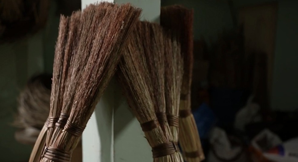 Vassouras são feitas de palha de sorgo. — Foto: Reprodução/RPC