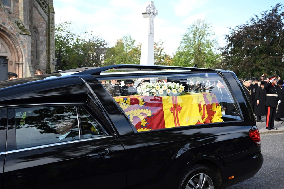 Público assiste passagem do caixão da rainha Elizabeth II  — Foto: Paul Ellis/AFP
