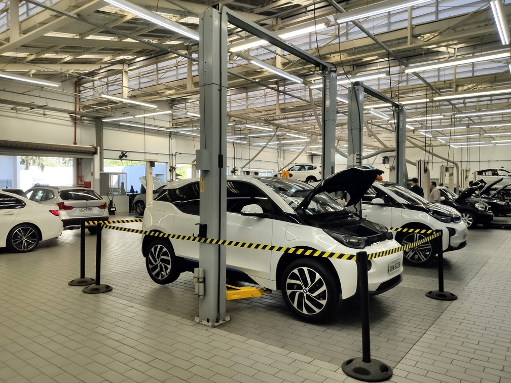 Oficina que atende carros elétricos precisa de área separada — Foto: André Paixão/G1