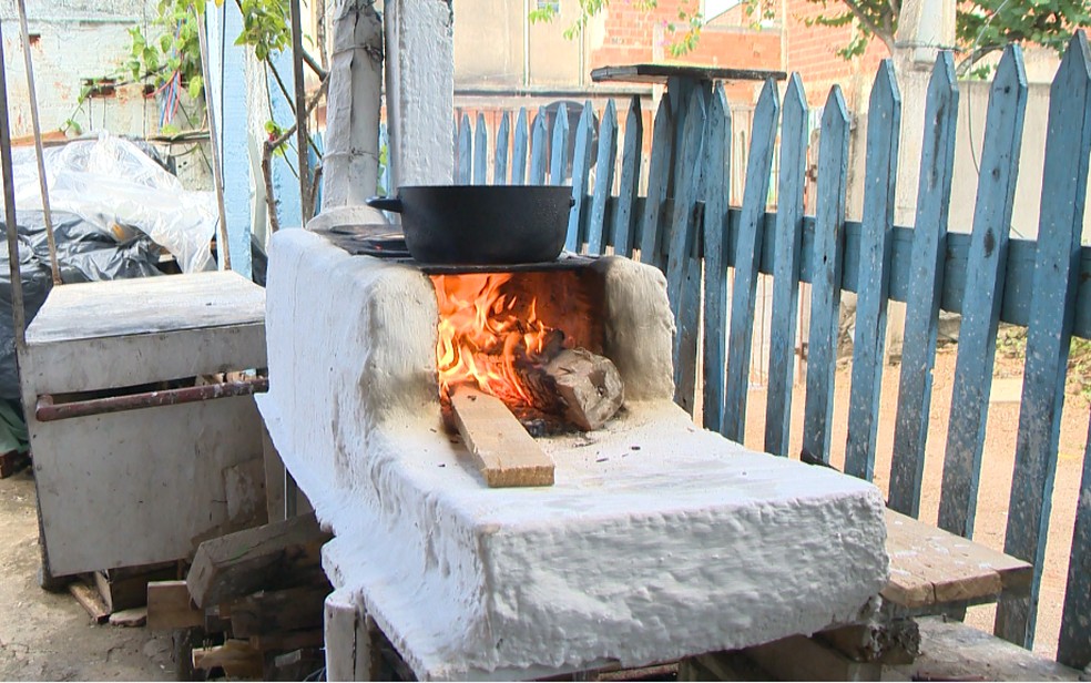 Fogão a lenha agor a é usado de forma rotineira na casa da família de Iracima da Silva, em Vitória — Foto: Reprodução/TV Gazeta