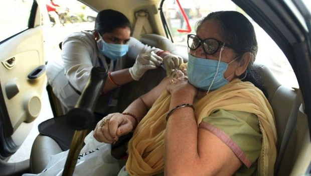 BBC- A Índia restringiu as exportações de vacina para combater sua própria onda de covid-19 (Foto: Foto: Getty Images via BBC)