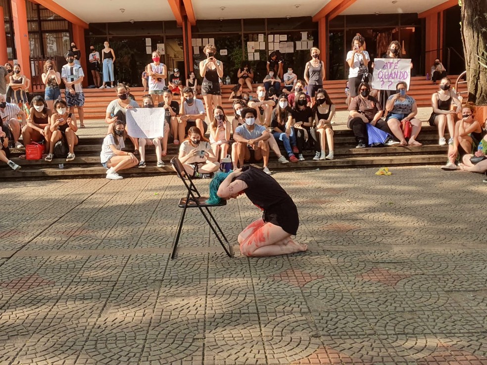 Em Maringá, manifestantes se reuniram para protestar pelo fim da violência contra a mulher  — Foto: Solange Riuzim/RPC 
