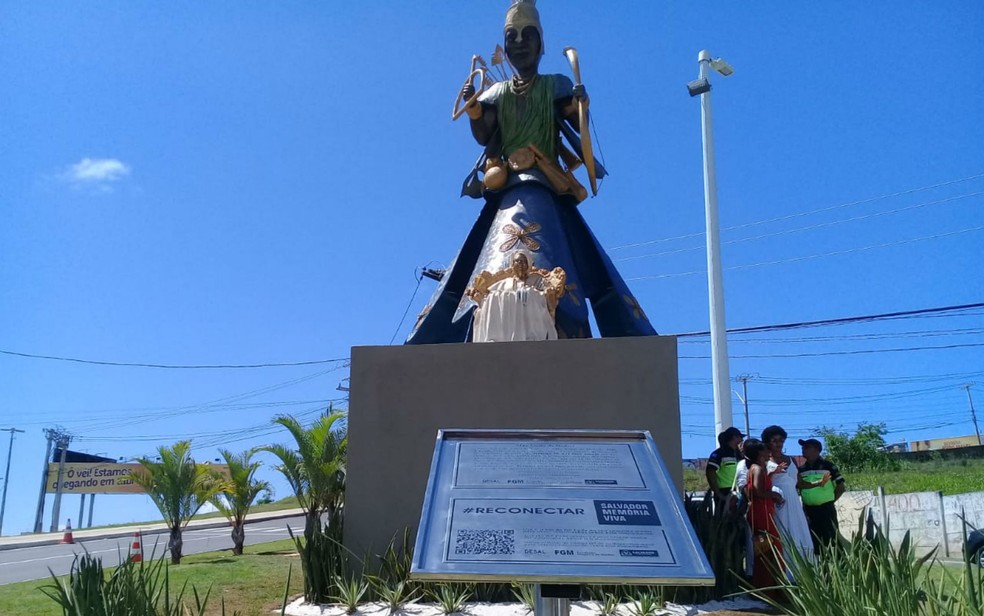 EstÃ¡tuas de OxÃ³ssi e de MÃ£e Stella foram inauguradas em Salvador. â€” Foto: Cid Vaz/TV Bahia