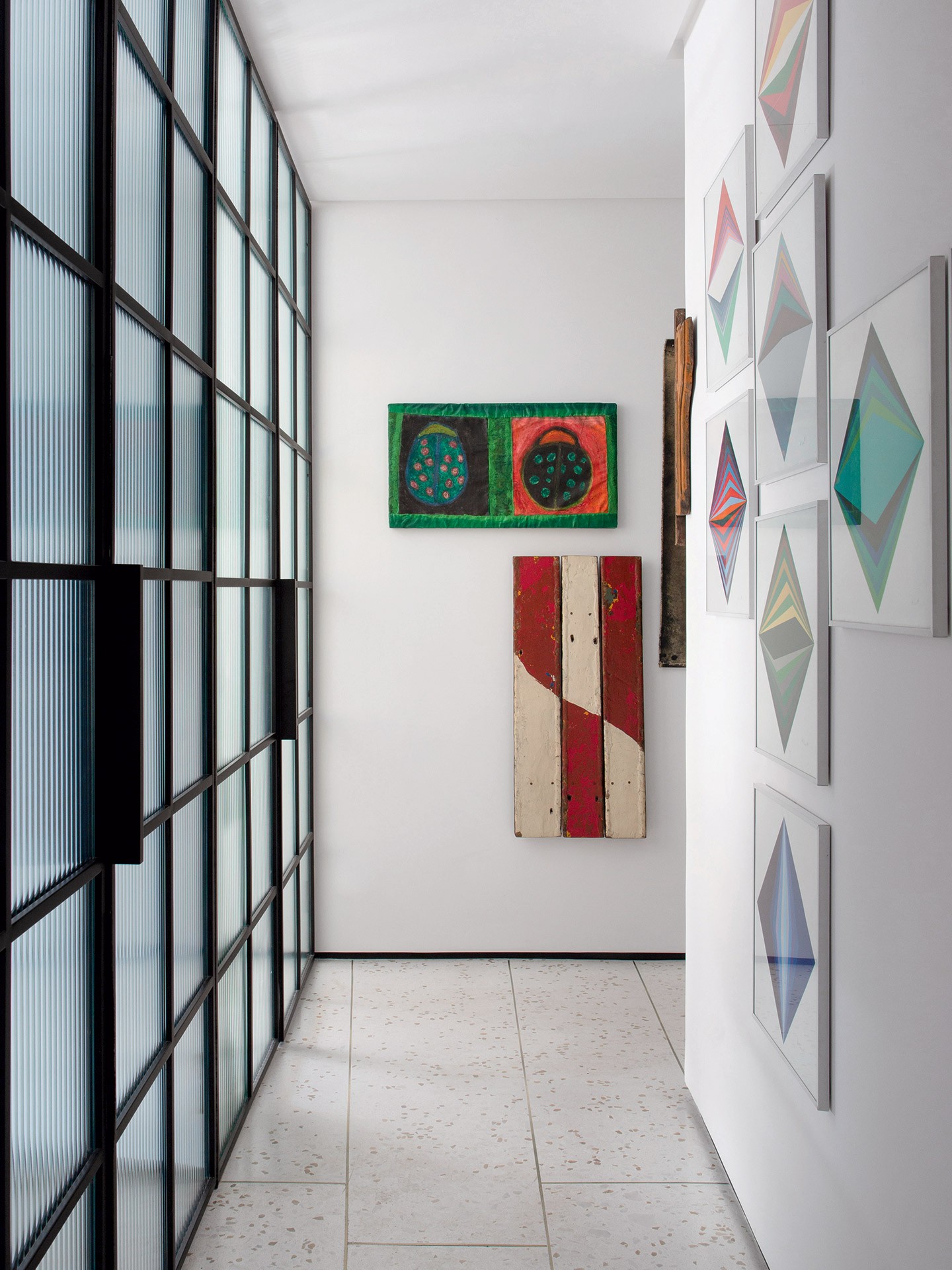 Obras de arte e muito design decoram apartamento de 200 m² (Foto: Denilson Machado/MCA Estúdio/divulgação)