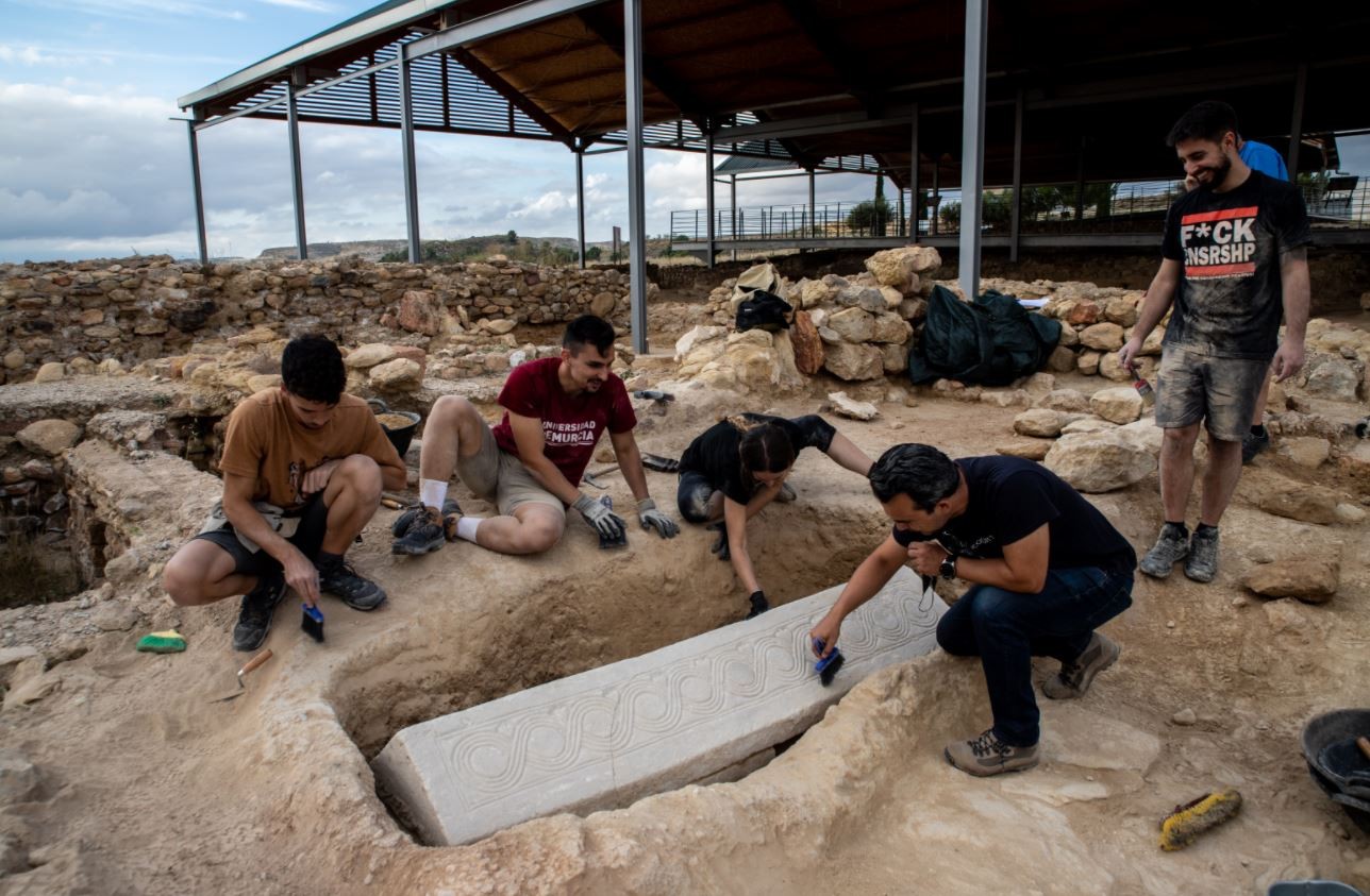 Sarcófago visigodo com restos humanos foi encontrado no sul da Espanha (Foto: Universidade de Murcia)