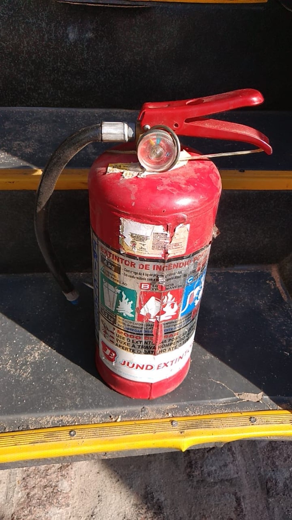 Extintor de incêndio de um dos ônibus apreendido pela ANTT, em Alagoas, estava sem lacre, vencido e vazio — Foto: ANTT
