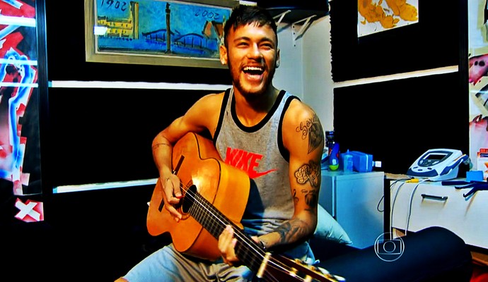 Neymar tocando violão (Foto: Reprodução TV Globo)