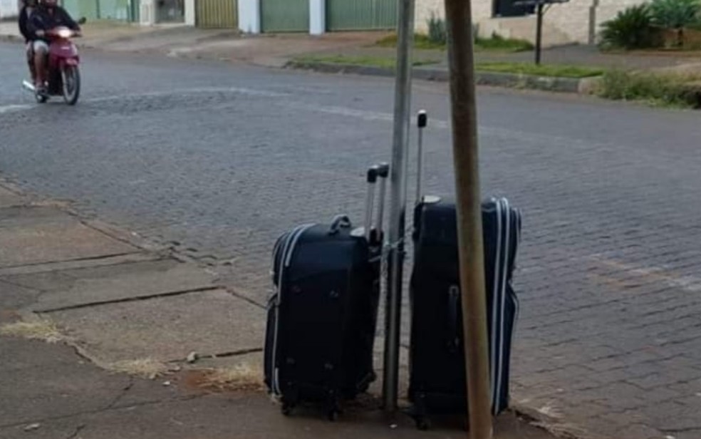 Malas em rua de Pires do Rio, Goiás — Foto: Sérgio Vaz/Arquivo pessoal