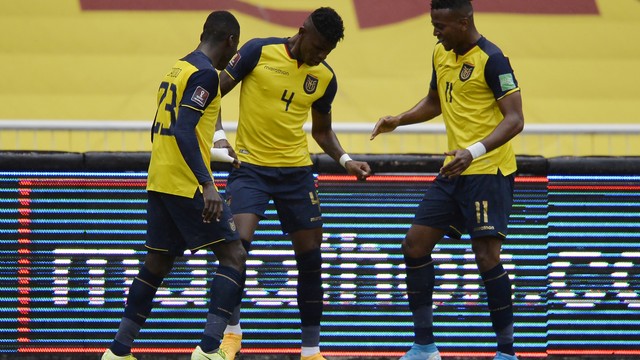 Arboleda comemora seu gol na goleada do Equador sobre a Colômbia
