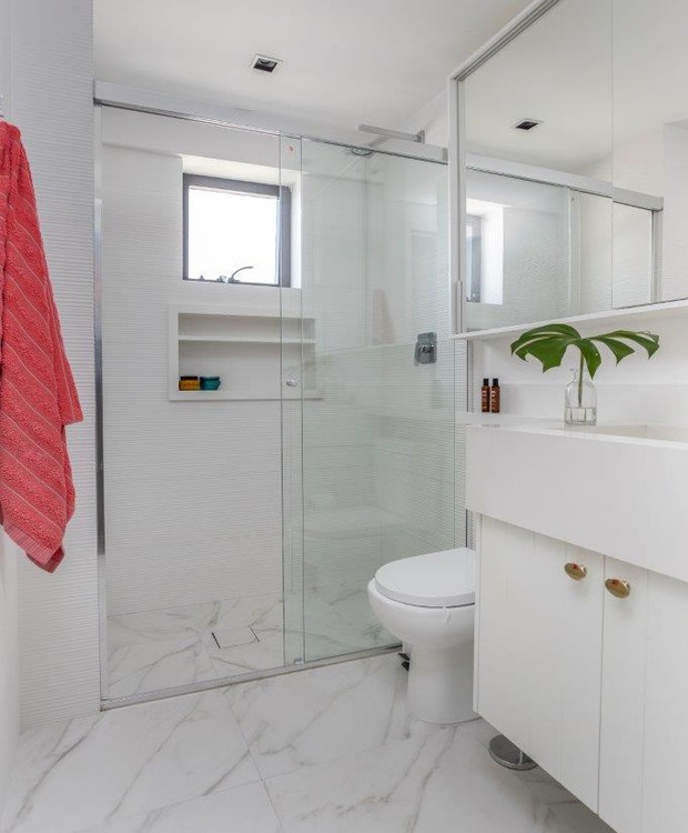 BANHEIRO | O banheiro da moradora ganhou revestimentos novos e brancos (Foto: João Paulo Oliveira / Divulgação)