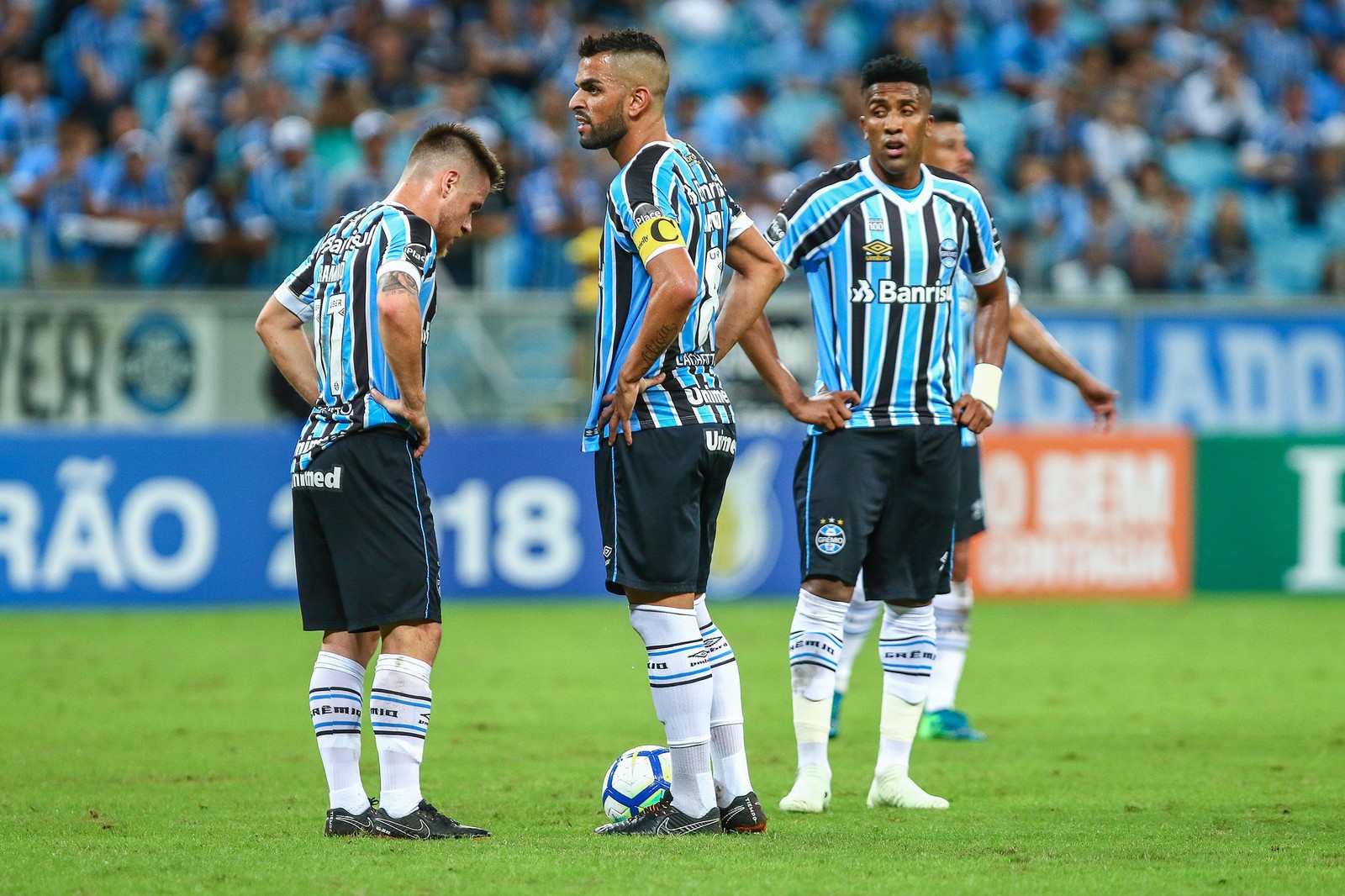 Grêmio promove rodízio de cobradores de falta e complica rivais