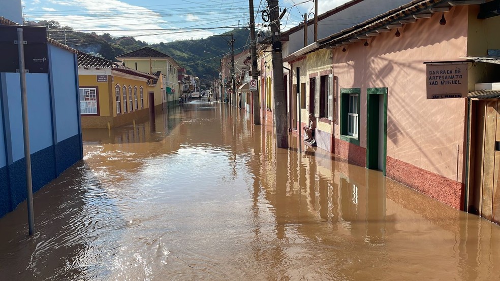 Nível de rio sobe cinco metros acima do normal e invade 100 casas em São Luiz do Paraitinga — Foto: Pedro Melo/TV Vanguarda