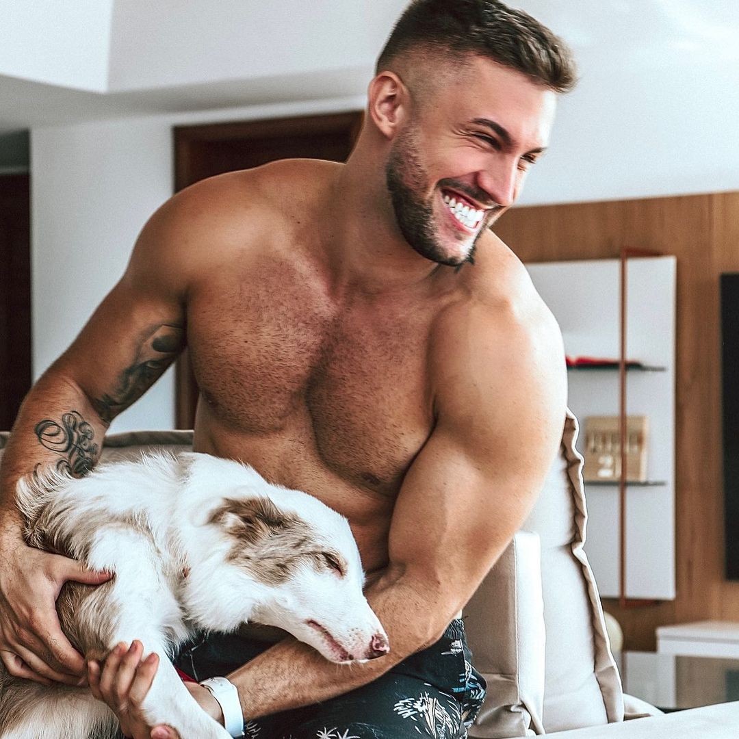 Arthur Picoli se diverte com seu cachorro, Dummy (Foto: Reprodução/Instagram)