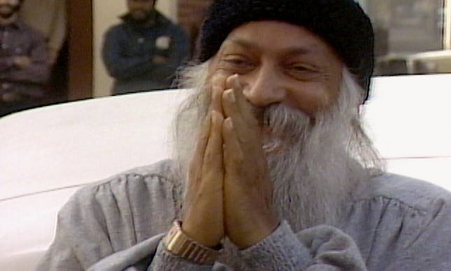 O guru em posição de Namastê.