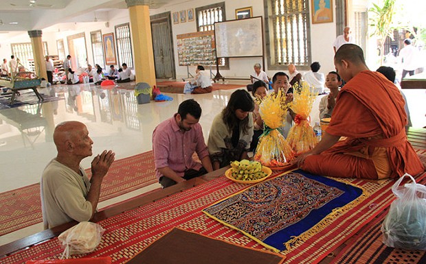 No Camboja, o casal de brasileiros recebeu a benção de um monge budista (Foto: Reprodução/Vou Contigo Lifestyle)