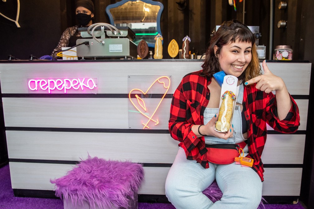 A atriz Bruna Tourão, de 26 anos, cliente da loja de crepes no Centro de São Paulo. — Foto: Celso Tavares/g1