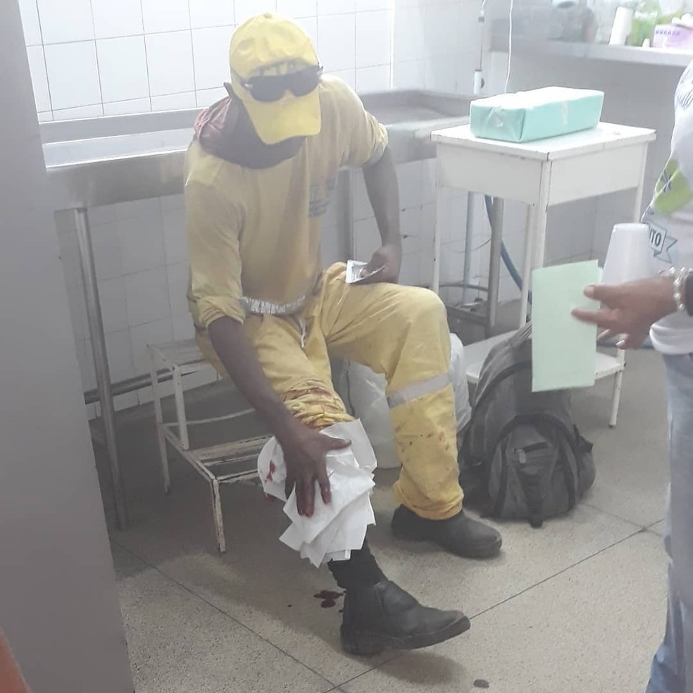 Gari se fere com cacos de vidro durante coleta e faz apelo em hospital â Foto: ReproduÃ§Ã£o/Facebook
