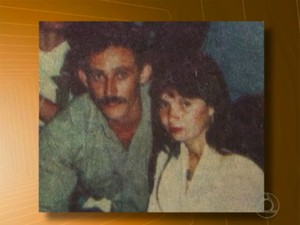 Com foto antiga do pai, Julianne ajudou a localizá-lo (Foto: Reprodução/TV Cabo Branco)