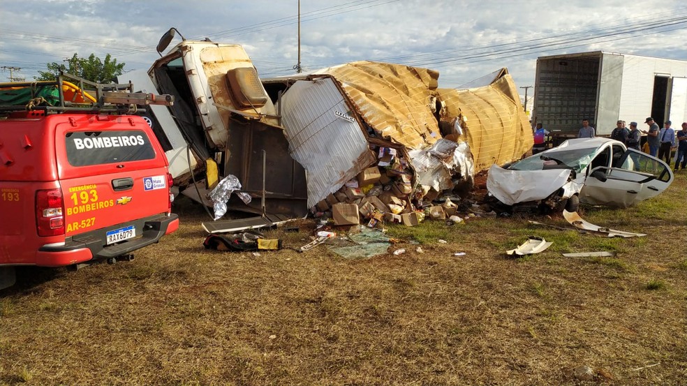 Carro tinha três ocupantes e foi amassado por caminhão em acidente — Foto: Corpo de Bombeiros