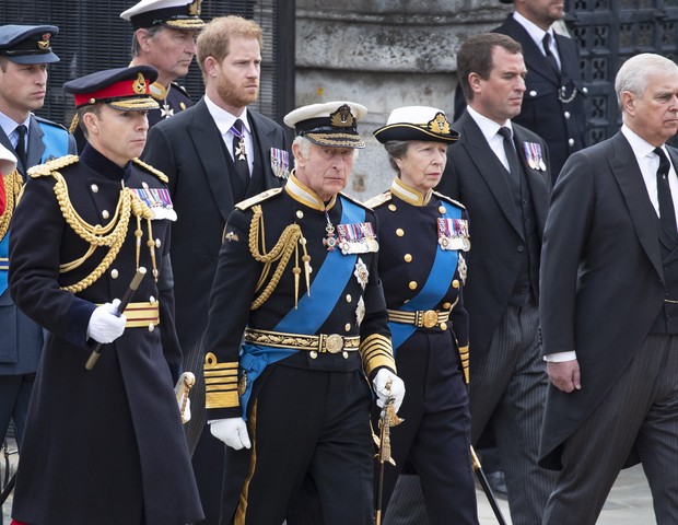 Rei Charles III à frente, acompanhado dos filhos, os príncipes William e Harry (Foto: Getty Images)