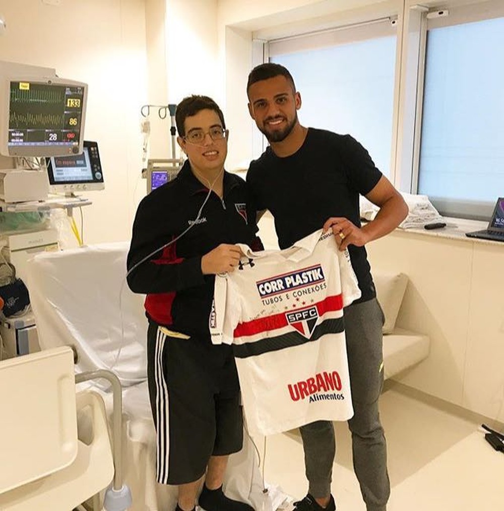 Lucão visita torcedor do São Paulo com doença no coração