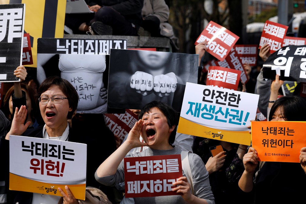 Manifestantes a favor da proibição do aborto reagem depois de saber da decisão do tribunal, que declarou nesta quinta (11) que proibir o procedimento é inconstitucional. — Foto: Kim Hong-Ji/Reuters