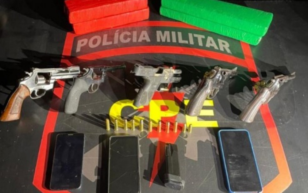 PM apreende armas e drogas com homens que morrem em confronto em Crixs, Gois  Foto: Divulgao/Polcia Militar