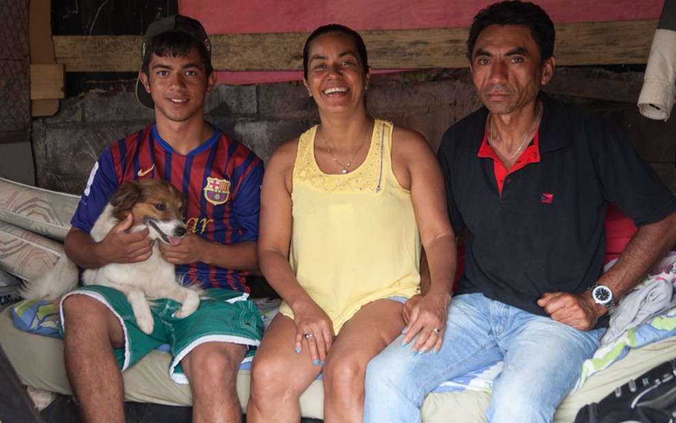 Carlos e Odilene torcem para que o filho de 18 anos tenha um futuro diferente do deles e tenha sucesso profissional  (Foto: Felix Lima/BBC Brasil)