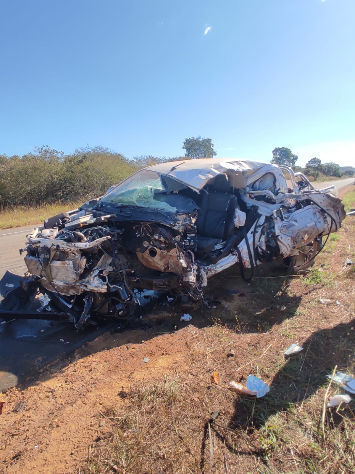 Idoso de 62 anos fica gravemente ferido após colidir caminhonete com carreta na BR-135, no Sul do Piauí