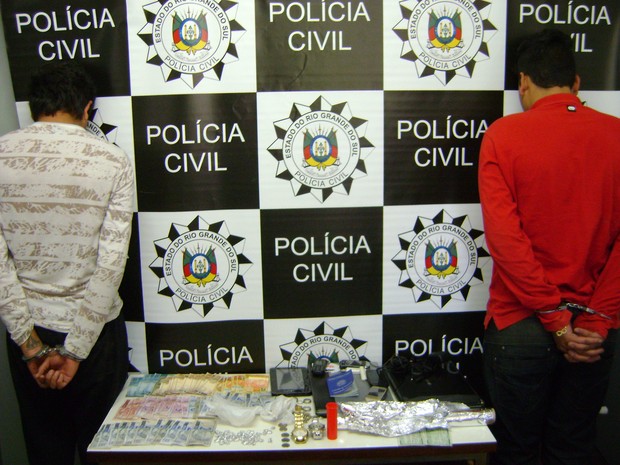 Dois jovens são detidos por tráfico de drogas em Guaporé, na Serra do RS (Foto: Divulgação/Polícia Civil)