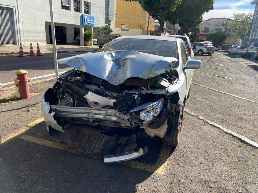 Carro bateu em uma árvore na estrada rural que dá acesso ao Bairro do Gramado, em Presidente Prudente, nesta segunda-feira (19) — Foto: Allysson Fortaleza/TV Fronteira