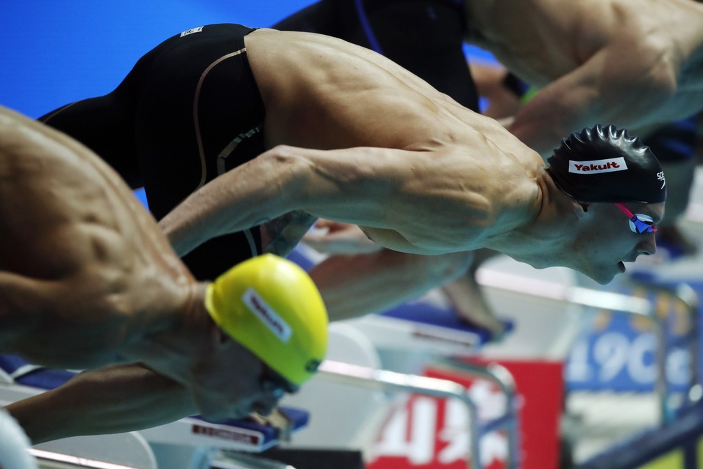 Caeleb Dressel e Bruno Fratus largaram lado a lado nos 50m livre — Foto: Reuters