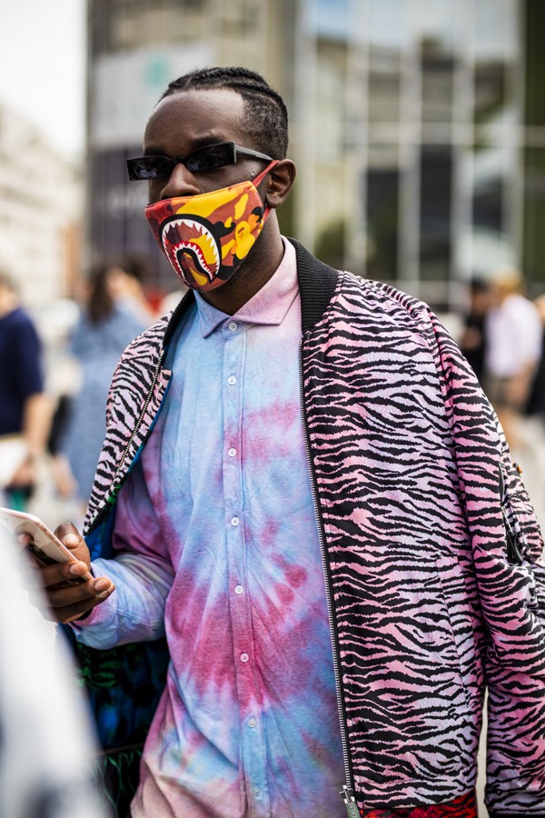 PARIS, FRANCE - JUNE 23: A guest, fashion details, is seen outside Kenzo fashion show on Day 6 during the Paris Fashion Week Spring/Summer 202> on June 23, 2019 in Paris, France. (Photo by Claudio Lavenia/Getty Images) (Foto: Getty Images)