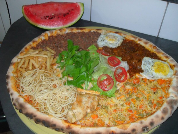 Pizza com arroz, feijão, ovo, batata fritas e outros ingredientes alimenta um grupo de pessoas, diz criador (Foto: Divulgacão)