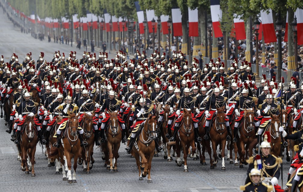 Neste ano, a França cancelou o tradicional desfile militar do 14 de julho, na avenida Champs-Élysées, para evitar aglomerações devido à crise do coronavíru — Foto: AP Photo/Michel Euler