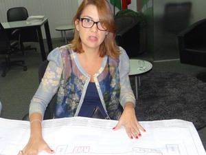 Diretora técnica Roberta Pessoa mostra projeto da reforma (Foto: Carolina Sanches/G1)