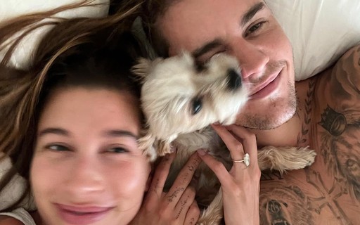 Hailey e Justin Bieber fazem clique fofo com pet na cama: "Família"